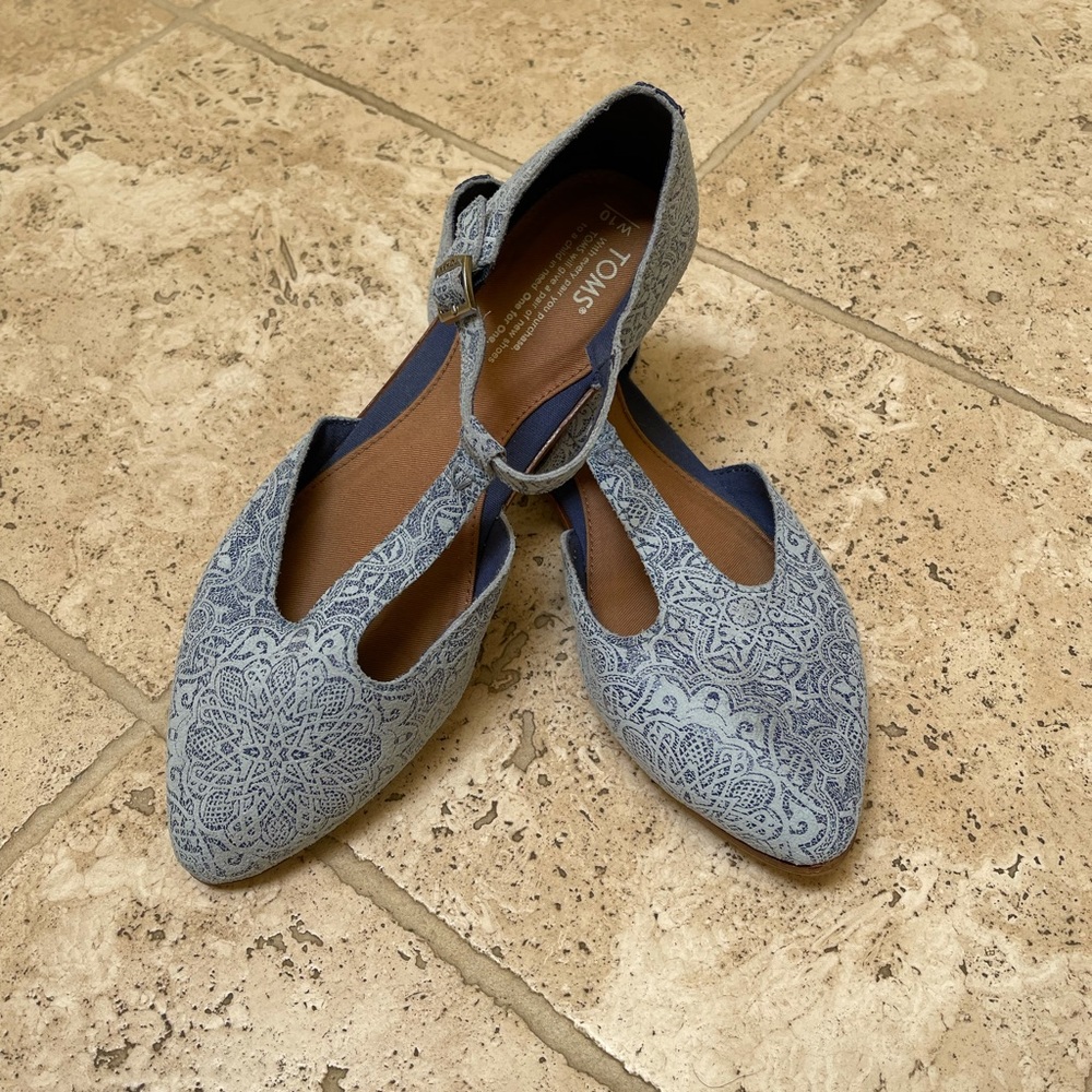 Toms T strap Juti flats